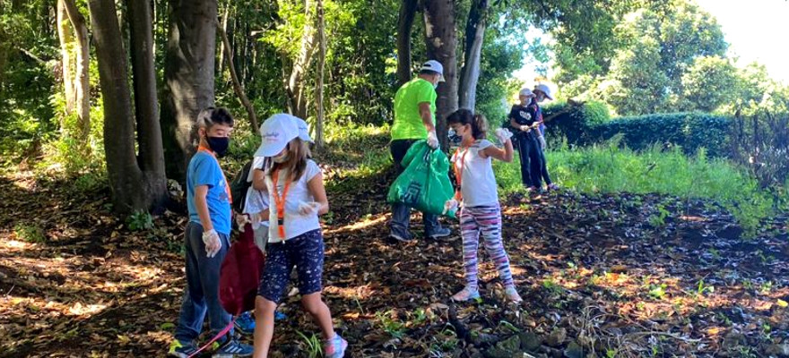 El campus de verano del CIAT participa en una actividad ambiental en el bosque de Agua García