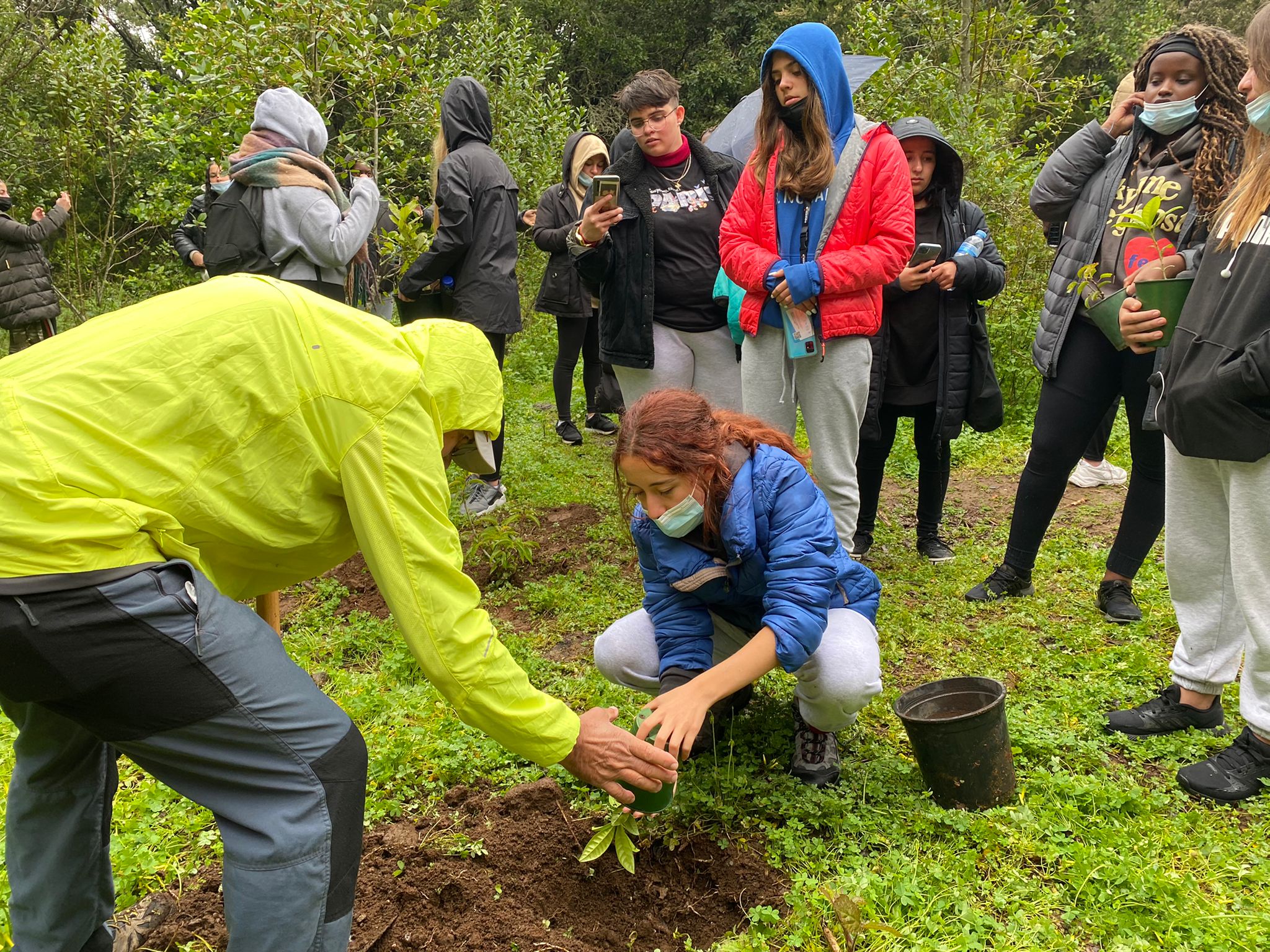 Más de 30 jóvenes belgas y holandesas participan en un voluntariado medioambiental en Agua García